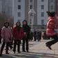 Sejumlah remaja bermain lompat tali saat merayakan hari libur Tahun Baru Imlek di alun-alun Kim Il Sung di Pyongyang, Korea Utara (16/2). (AFP Photo/Kim Won-Jin)