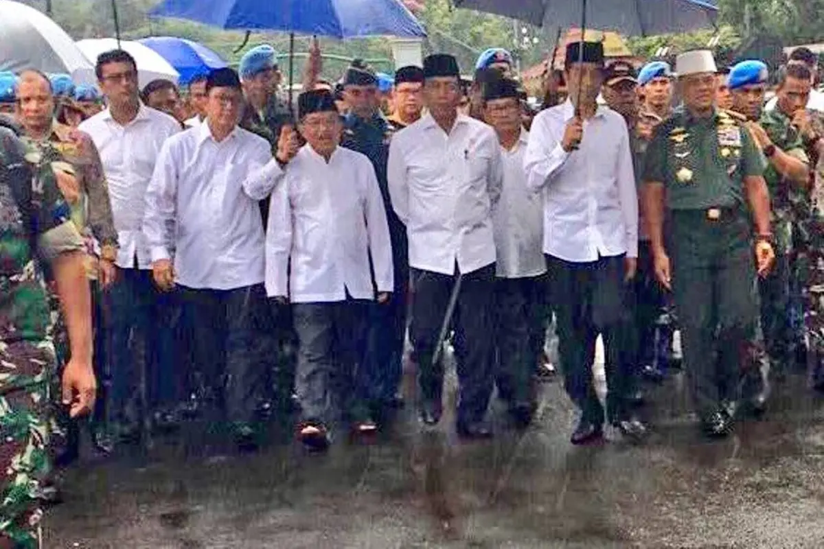 Fenomenal! Payung Biru yang Dipakai Jokowi Sudah Mulai Open Order