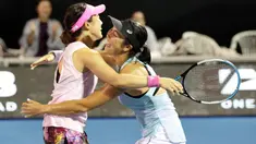 Prestasi membanggakan ditorehkan petenis putri Indonesia, Aldila Sutjiadi setelah memastikan lolos ke babak semifinal seri Grand Slam French Open 2023 nomor ganda campuran berpasangan dengan petenis putra Belanda, Matwe Middelkoop. Uniknya, Aldila akan bertemu partner-nya di ganda putri, Miyu Kato yang berpasangan dengan petenis Jerman, Tim Putz. Pasangan Aldila/Miyu Kato sebelumnya didiskualifikasi di babak ketiga nomor ganda putri saat menghadapi Marie Bouzkova/Sara Sorribes Tormo akibat provokasi sang lawan setelah Miyu Kato sempat secara tak sengaja membuat seorang Ball-girl terkena bola. (AFP/David Rowland)