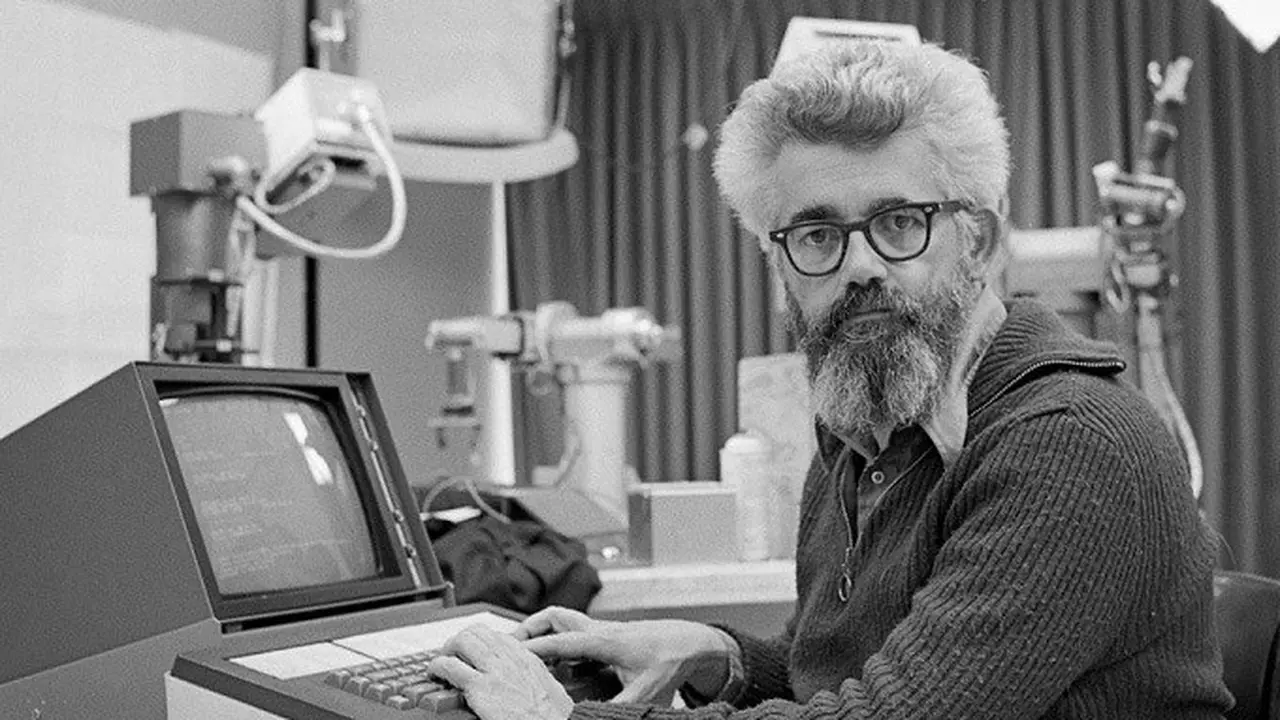 John McCarthy yang dijuluki sebagai bapak pendiri sistem Artifial Intelligence (AI) atau kecerdasan buatan