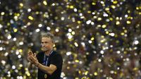 Pelatih PSG, Luis Enrique saat penyerahan trofi Liga Champions 2024/2025 setelah timnya berhasil mengalahkan Inter Milan dalam laga final yang berlangsung di Allianz Arena, Munchen, Jerman, Minggu (01/06/2025) dini hari WIB. (AFP/Odd Andersen)