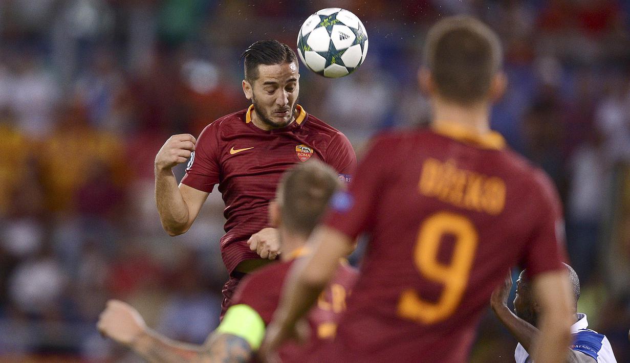 1. Kostas Manolas (AS Roma) - Bek andalan AS Roma ini merupakan pemain yang dipertimbangkan untuk menggantikan Bonucci. Pria asal Yunani itu berhasil membuat AS Roma menjadi tim dengan pertahanan terbaik nomor dua di Serie A. (AFP/Filippo Monteforte)