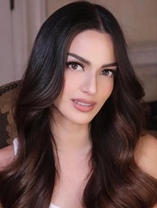 Hendak hadiri sebuah acara, Nia Ramadhani memercayakan wajahnya pada MUA andal Dhirman Putra [@dhirmanputra]