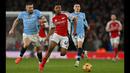 Pemain Arsenal, Myles Lewis-Skelly menggiring bola dibayangi sejumlah pemain Manchester City dalam laga lanjutan Liga Inggris 2024/2025 di Emirates Stadium, London, Minggu (03/02/2025). (AFP/Glyn Kirk)