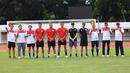 Pembalab Pertamina Enduro VR46 Racing Team, Fabio Di Giannantonio dan Franco Morbidelli dan pemain Timnas Indonesia Muhammad Ferrari, Andritany Ardhiyasa, Rizky Ridho foto bersama dengan jajaran BOD dari Pertamina di acara football challenge Pembalap Pertamina Enduro di Stadion Madya, Senayan, Jakarta pada Jumat, (24/1/2025).  (Bola.com/Abdul Aziz)
