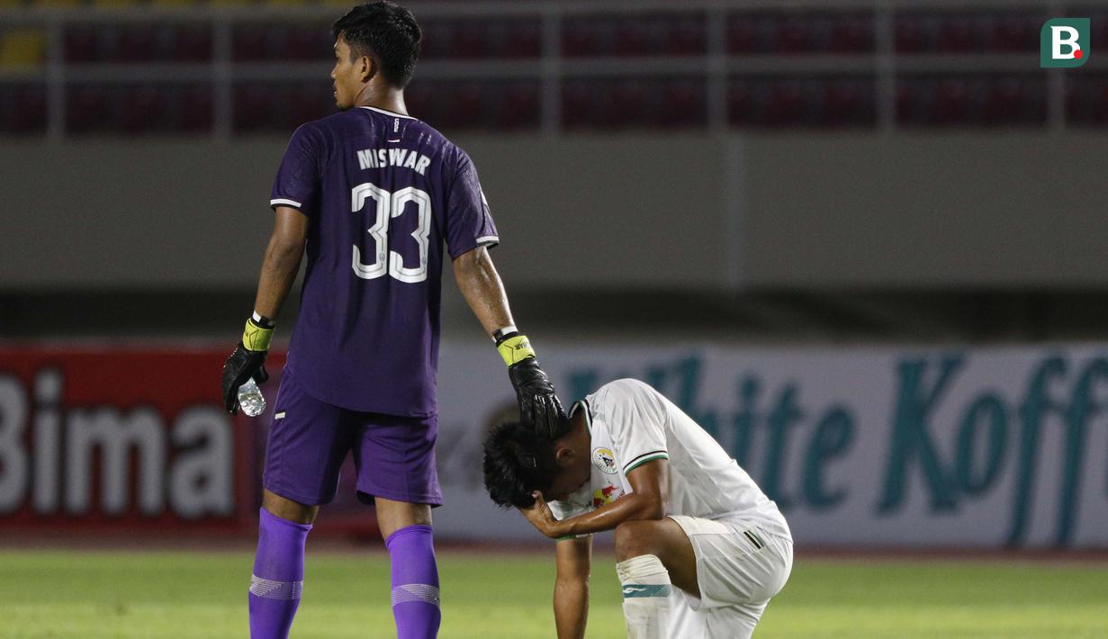 Kiper PS Sleman, Miswar Saputra (kiri) menenangkan rekan satu timnya usai ditahan imbang 1-1 Persib Bandung dalam laga leg kedua semifinal Piala Menpora 2021 di Stadion Manahan, Solo, Senin (19/4/2021). (Bola.com/Ikhwan Yanuar)