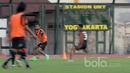 Aksi Zulham Zamrun (tengah) saat menggiring bola pada sesi latihan di lapangan UNY, Yokyakarta, Senin (6/2/2017). Mitra Kukar akan melawan PSS Sleman pada partai berikut. (Bola.com/Nicklas Hanoatubun)