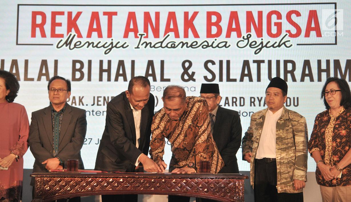 Menteri Pertahanan Ryamizard Ryacudu didampingi ketua panitia Presidium Alumni 212 dan tokoh lintas agama saat menandatangani petisi Persatuan Bangsa adalam acara Silaturahmi dan Halalbihalal bersama Presidium Alumni 212 di Hotel Sangri-la, Jakarta, Kamis (27/6/2019). (merdeka.com/Iqbal Nugroho)