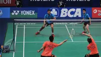 Pertarungan seru antara Tontowi/ Liliyana versus Liu Cheng/ Bao Yixin di Indonesia Open Superseries Premier 2015, Jakarta, Jumat (5/6/2015). Tontowi/ Liliyana keluar sebagai pemenang dengan skor 2-0 (21-15 dan 21-18). (Liputan6.com/Herman Zakharia)