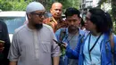 Penyidik KPK Novel Baswedan menjawab pertanyaan wartawan di sela silaturahmi dengan WP KPK di kediamannya di Kelapa Gading, Jakarta, Minggu (17/6). Silaturahmi digelar dalam rangka Idul Fitri. (Liputan6.com/JohanTallo)