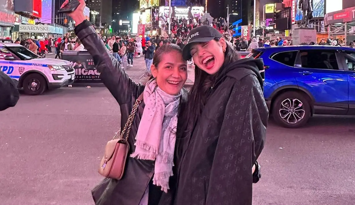 Tak hanya mengajak liburan saja, akan tetapi saat Blackpink tengah melakukan tur, Lisa juga turut serta mengajak sang ibu. Keduanya pun tampak menikmati berbagai momen berdua saat bersama. (Liputan6.com/IG/@chitthipbruschweiler)