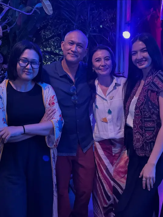 Kali ini, Raline Shah pakai sleeveless outer dari tenun bernuansa kemerahan, dipadu tank top putih polos dan rok hitam. [Foto: Instagram/ralineshah]