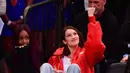 Nah kalau yang ini saat Gigi Hadid sudah memakai jacket usai mengganti pakaiannya dengan jersey. Jadi siapa yang berpikir Bella Hadid itu nggak bisa senyum? (Getty Images/Cosmopolitan)