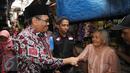 Cawagub petahana, Djarot Syaiful Hidayat menyalami warga saat sosialisasi di kawasan Pademangan VIII, Jakarta, Kamis (23/3). Selain sosialisasi dengan warga, Djarot juga menyerap keluhan warga sekitar. (Liputan6.com/Helmi Fithriansyah)  