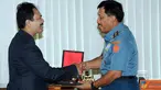 Citizen6, Cilangkap: Pemberian pelakat ketika kunjungan Rektor UI ke Mabes TNI Cilangkap. (Pengirim: Badarudin Bakri Badar)