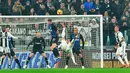 Striker Juventus, Cristiano Ronaldo melakukan salto saat bertanding melawan Inter Milan pada lanjutan Liga Serie A Italia di Allianz stadium, Turin (7/12). Juventus menang tipis atas Inter Milan 1-0. (Andrea Di Marco/ANSA via AP)