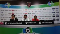 Pelatih sementara Bali United Eko Purdjianto (tengah) senang dengan kemenangan timnya atas Semen Padang pada pekan keempat Liga 1 di Stadion Kapten I Wayan Dipta, Gianyar, Kamis (4/5/2017) sore. Bali United menang 2-0. (Liputan6.com/Dewi Divianta)