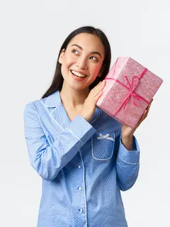 Permen, bunga, dan surat berbentuk hati, siapa yang tidak menyukai Hari Valentine? Perayaan manis yang hadir setiap tanggal 14 Februari ini identik dengan momen untuk menyebarkan kasih sayang. (Sumber: Freepik).