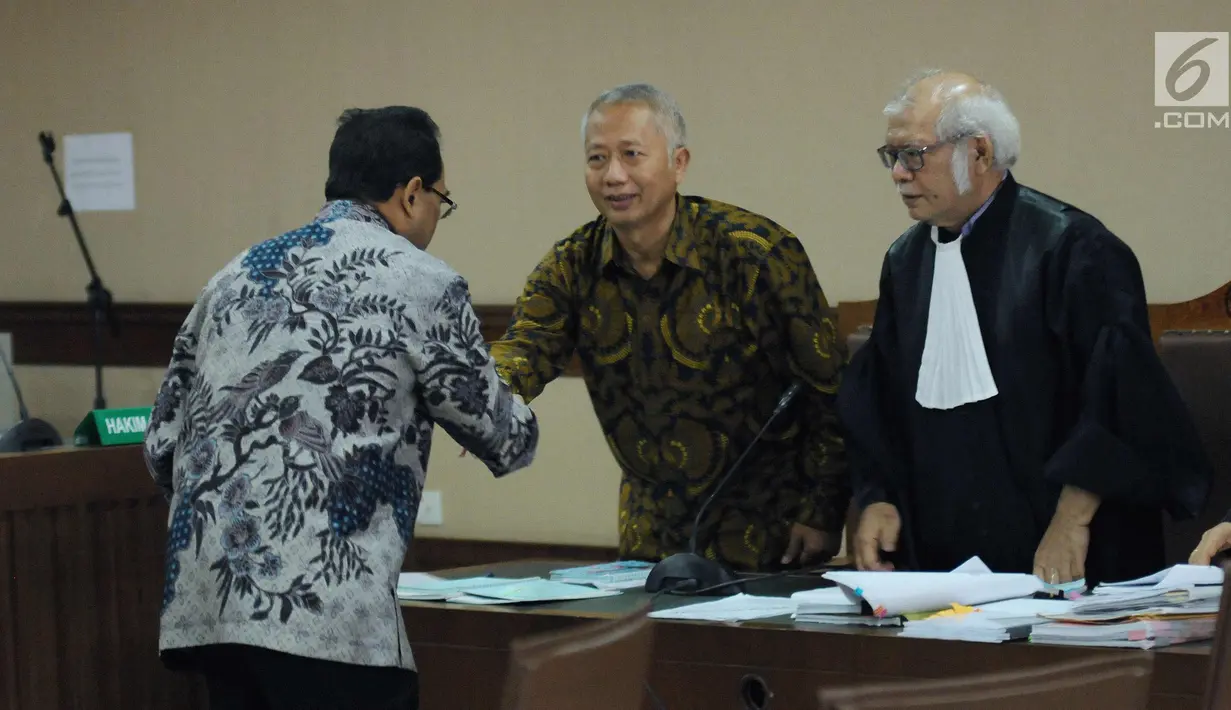 Menhub, Budi Karya Sumadi (kiri) menyalami terdakwa suap perizinan dan pengadaan proyek di lingkungan Ditjen Hubla TA 2016-2017, Antonius Tonny Budiono usai sidang di Pengadilan Tipikor, Jakarta, Rabu (28/3). (Liputan6.com/Helmi Fithriansyah)