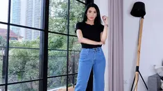 Gaya casual Tyas Mirasih dengan kaus hitam dan dipadukan celana denim ini tetap membuatnya terlihat menawan. Gaya OOTD Tyas satu ini juga bisa dijadikan inspirasi saat akan hangout bersama teman-teman. (Liputan6.com/IG/@tyasmirasih)