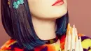Jepit rambut warna warni lucu berbentuk bunga dan pita menghiasi rambut Katy Perry yang di-highlight dengan warna biru. (Via instagram/@katyperry)