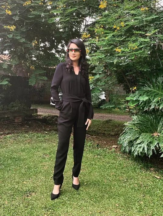 Gaya OOTD Tsania Marwa dengan busana serba hitam ini juga tak lepas dari sorotan. Dirinya terlihat begitu menawan dengan stiletto hitam serta kacamata senada. (Liputan6.com/IG/@tsaniamarwa54)