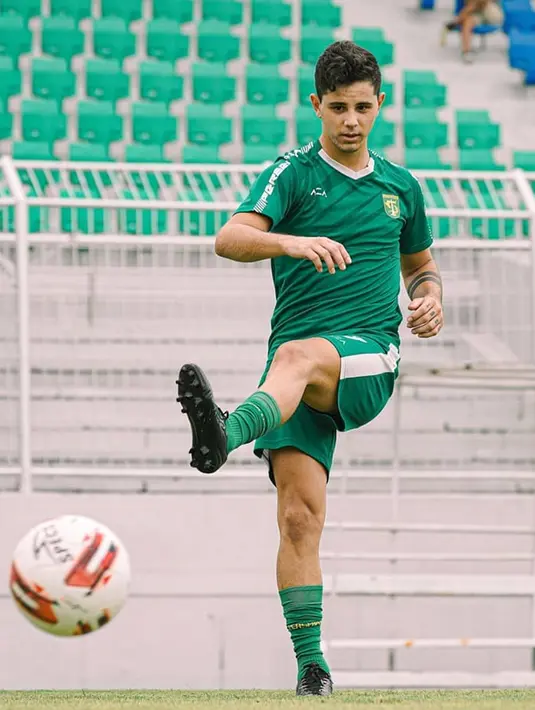 Hingga saat ini Bruno Moreira masih belum siap 100% untuk diturunkan dalam pertandingan. Hal itu dikarena Bruno masih bermasalahkan dengan kebugaran setelah lama tidak bermain di level tertinggi liga. Hal itu membuat Bruno kini latihan dengan serius. (Liputan6.com/IG/@officialpersebaya)