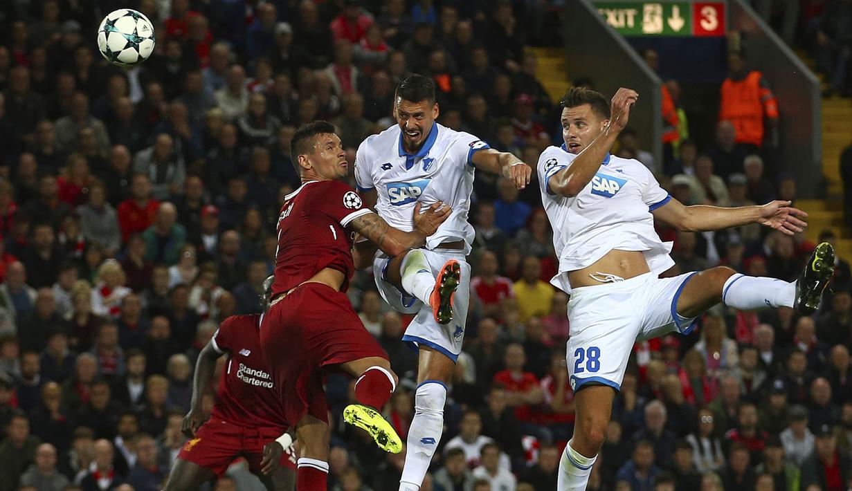 Proses terjadinya gol oleh striker Hoffenheim, Sandro Wagner, ke gawang Liverpool pada laga playoff Liga Champions, di Stadion Anfield, Kamis (24/8/2017). Liverpool menang 4-2 atas Hoffenheim. (AP/Dave Thompson)