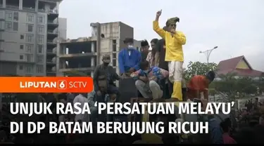 Unjuk rasa warga Melayu di depan Kantor Badan Pengusahaan Batam, Kepulauan Riau, berakhir ricuh. Dalam orasinya, warga menolak 16 relokasi kampung tua di Rempang, Kota Batam.