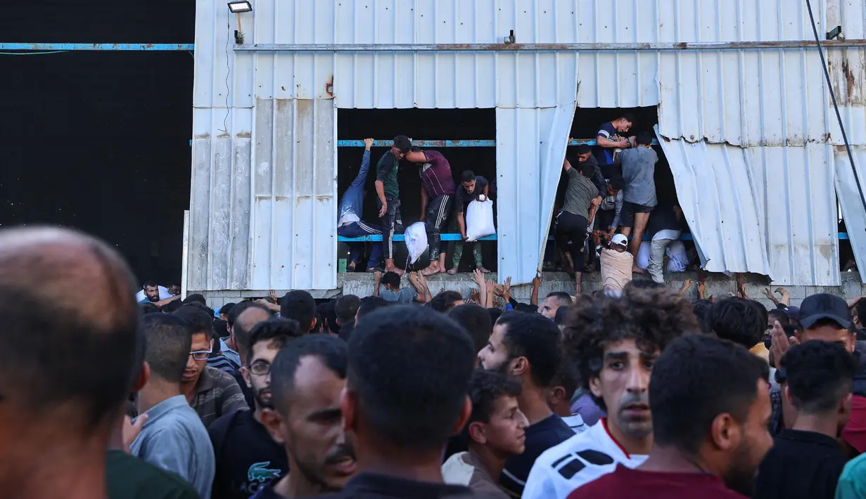 Otoritas kesehatan Gaza melaporkan dua orang tewas terinjak dan dua lainnya meninggal karena luka tembak setelah kerumunan massa memaksa masuk ke gudang milik Program Pangan Dunia (World Food Programme/WFP) di Deir al-Balah pada Rabu (28/5/2025) sore. (Eyad BABA/AFP)