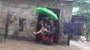 Para penyelamat mengevakuasi seorang anak dari daerah banjir di Kota Ozamiz, Misamis Occidental, Filipina (25/12/2022). Dua orang tewas dan hampir 46.000 lainnya meninggalkan rumah mereka saat banjir pada libur Hari Natal. (Handout / Philippine Coast Guard (PCG) / AFP)