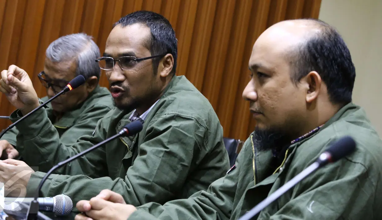 Mantan Ketua KPK Abraham Samad menyampaikan keterangnya usai melakukan diskusi internal bersama para pegawai KPK di gedung KPK, Jakarta, Kamis (30/3). Mereka juga membahas terkait revisi UU KPK di DPR. (Liputan6.com/Helmi Afandi)