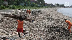 Petugas dari Dinas Lingkungan Hidup Kepulauan Seribu saat mengangkut hamparan sampah yang mengepung pesisir Cilincing, Jakarta Utara, Rabu (28/3). (Merdeka.com/Iqbal S. Nugroho)