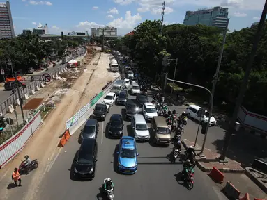 Kendaraan melintasi persimpangan Jalan Gatot Subroto, Jakarta, Senin (10/4). Untuk mengatasi kemacetan, Dishub DKI Jakarta dan Ditlantas Polda Metro Jaya mulai Senin (10/4) tidak akan memberlakukan sistem ganjil genap. (Liputan6.com/Immanuel Antonius)