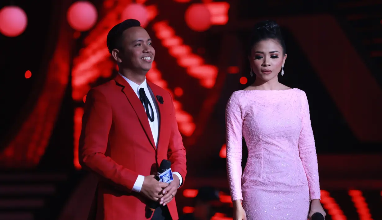 Sebalumnya, usai penampilannya Weni, Irsya membawakan lagu berjudul Kiblat Cinta featuring Thomas (bassis Gigi). Lagu yang dibawakan itu sempat membuat para komentator maupun juri berlinang air mata. (Adrian Putra/Bintang.com)