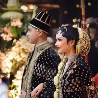 Gaya Elegan Alyssa Daguise dan Al Ghazali Saat Ngundu Mantu, Berbusana Adat Jawa Rancangan Biyan. (Dok: IG @alyssadaguise)
