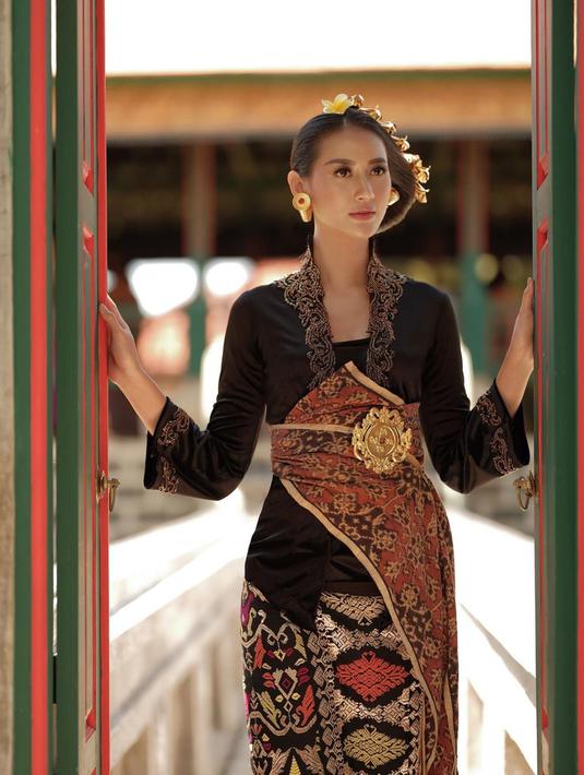FOTO: Gaya Ayu Maulida dalam Balutan Busana Bali, Makin Menawan - Surabaya Liputan6.com
