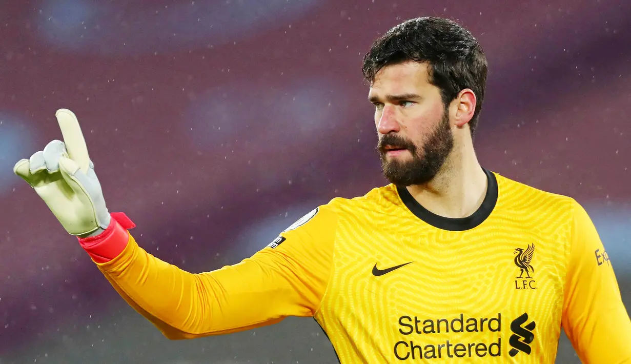 Alisson Becker - Penjaga gawang tangguh ini pindah ke Liverpool dari AS Roma pada tahun 2018 dengan biaya 62,5 juta euro. Kiper asal Brasil itu mampu tampil solid dan tak tergantikan di bawah mistar gawang Liverpool. (AFP/Clive Rose/Pool)