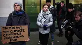 Aktivis lingkungan Swedia Greta Thunberg (tengah) tiba di Pengadilan Westminster Magistrates di London pada 2 Februari 2024. (HENRY NICHOLLS/AFP)