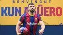 Sergio Aguero berpose di lapangan Stadion Camp Nou selama presentasi resminya sebagai pemain baru FC Barcelona di stadion Camp Nou, Barcelona (31/05/2021). Merka telah menandatangani kontrak hingga tahun 2023 dengan klausal pembelian 100 juta Euro. (Foto: AFP/Lluis Gene)