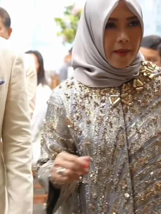 Sementara itu, istri Sandiaga Uno, Nur Asia Uno mengenakan pakaian abu-abu dengan detail keemasan dan beads pada bagian leher. [@nurasiauno]