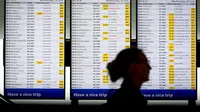 Ratusan penerbangan telah dibatalkan di bandara Schiphol di Amsterdam setelah angin kencang sangat mengganggu lalu lintas udara dan kereta api di Belanda pada Rabu pagi. (AFP/ANP/Koen Van Weel)