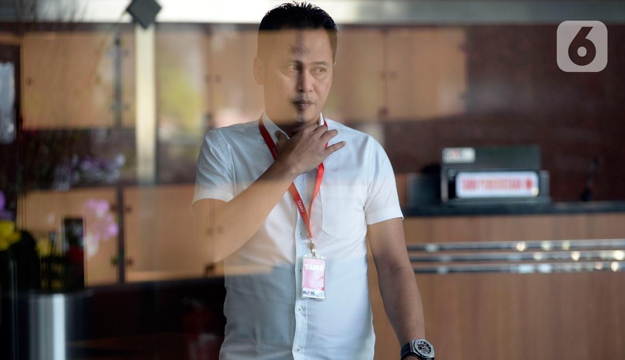 Advokat PDIP, Donny Tri Istiqomah memenuhi panggilan penyidik KPK di Jakarta, Rabu (12/02/2020). Donny Tri Istiqomah dipanggil sebagai saksi terkait kasus dugaan suap penetapan pergantian antarwaktu (PAW) anggota DPR untuk tersangka mantan Komisioner KPU Wahyu Setiawan. (merdeka.com/Dwi Narwoko)