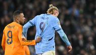 Pemain Real Madrid, Kylian Mbappe (kiri), dan Erling Haaland berinteraksi pada leg 1 play-off Liga Champions 2024/2025 di Etihad Stadium, markas Man City, Rabu (12/2/2025) dini hari WIB. (Oli SCARFF / AFP)