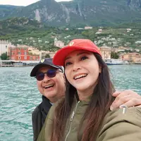 Momen-momen keseruan keduanya saat di Italia pun dibagikan di akun Instagram. Keduanya juga tak ragu memperlihatkan kemesraan lewat pilihan busana yang serasi.