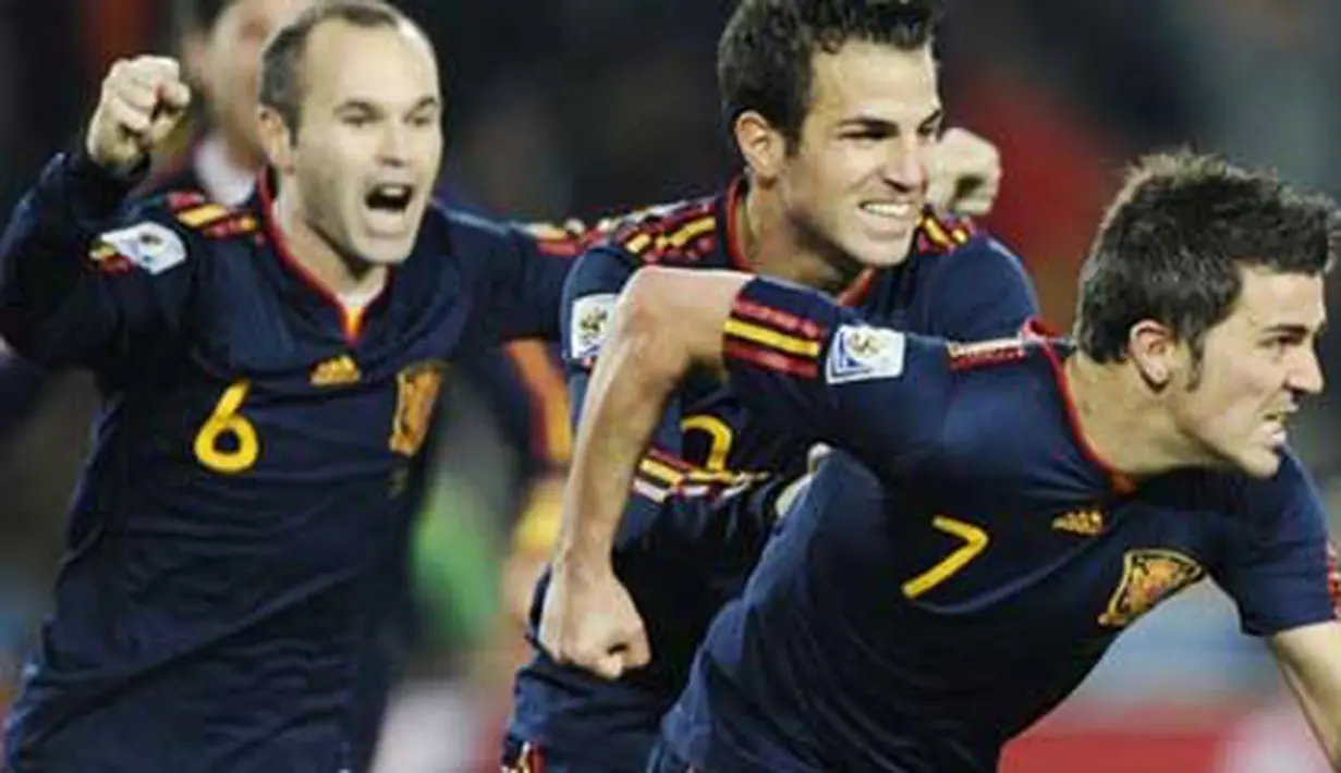 Selebrasi striker Spanyol David Villa (kanan) dan rekan-rekannya seusai menjebol gawang Paraguay di perempat final PD 2010 di Ellis Park Stadium, Johannesburg, 3 Juli 2010. Spanyol unggul 1-0. AFP PHOTO / JUAN MABROMATA 