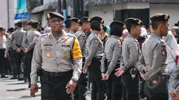 Petugas kepolisian berbaris menjaga jalan yang dilalui Para kepala Negara dan delegasi dari Asia dan Afrika mengikuti 'Historical Walk' dalam rangkaian Peringatan KAA ke-60, di Jalan Asia Afrika, Bandung, Jumat (24/4/2015). (Liputan6.com/Faizal Fanani)