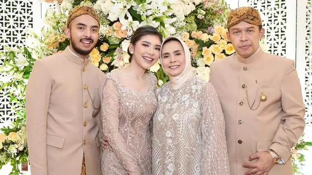 Rica Andriani dan keluarga. (Foto: Instagram @ricaandriani)