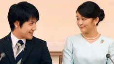 Putri sulung Pangeran Akishino, Putri Mako dan kekasihnya, Kei Komuro saling bertatapan saat mengumumkan pertunangannya di Tokyo, Jepang, (3/9). Cucu tertua Kaisar Akihito ini bertunangan pada 3 September 2017. (AFP Photo/Pool/Shizuo Kambayashi)