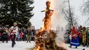 Warga membakar patung Lady Winter yang terbuat dari jerami, kayu dan kain saat perayaan Shrovetide di kota Vsevolozhsk, Rusia (18/2). Perayaan ini menandai berakhirnya musim dingin yang dirayakan sejak masa pagan. (AP Photo / Olga Maltseva)